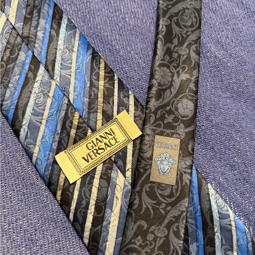 GIANNI VERSACE  Royal Blue and Black Striped Tie MADE ITALY 100% SILK elegant